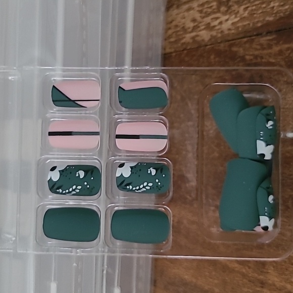 2/$16 Boho Floral Press On Nails - Picture 8 of 10